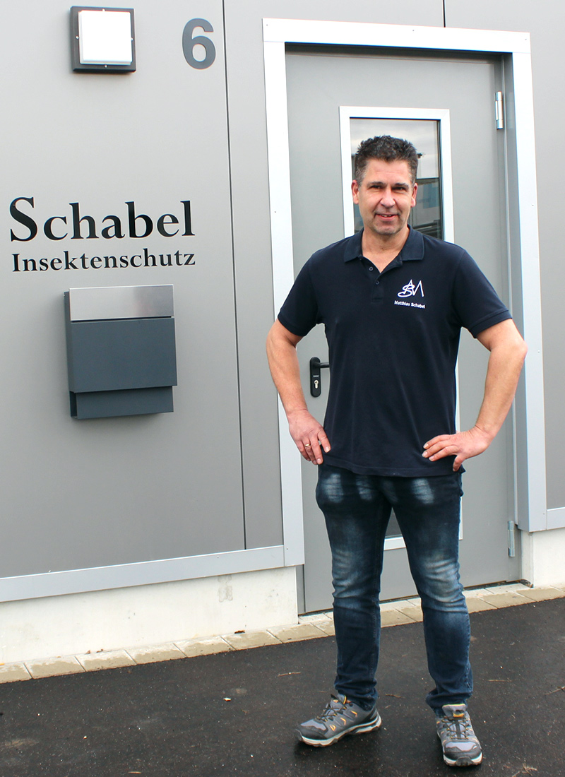 Matthias Schabel, Inhaber von Schabel Insektenschutz, vor dem Firmensitz in Heroldstatt