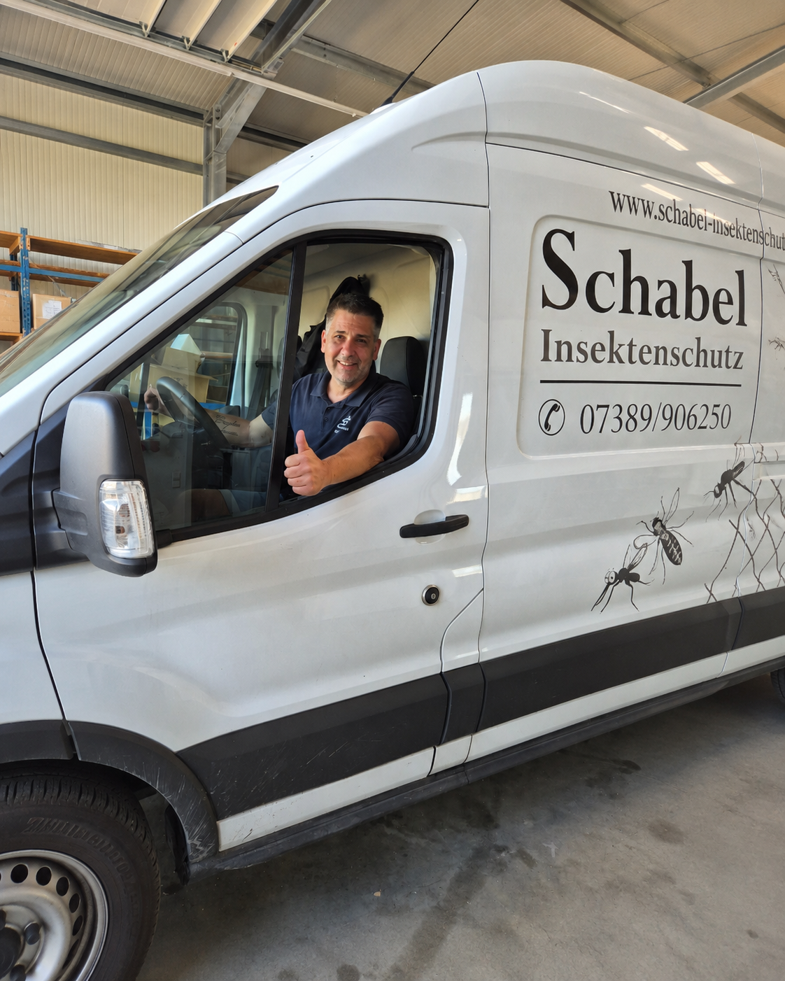 Matthias Schabel im Firmenfahrzeug von Schabel Insektenschutz